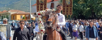 Αναβίωσε το έθιμο περιφοράς της εικόνας του Αγίου Γεωργίου με τα άλογα στους Γόννους