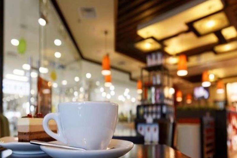 20χρονη «ξάφρισε» τα πορτοφόλια δύο υπαλλήλων καφετέριας