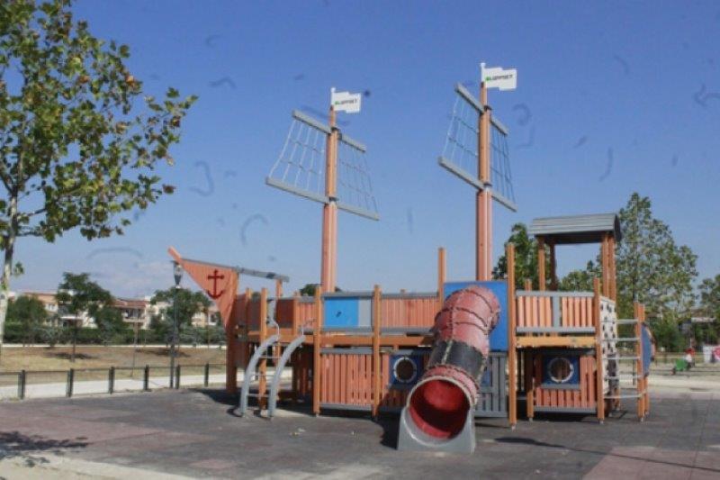 Βάνδαλοι «κατέστρεψαν» το καράβι που είχε τοποθετηθεί στην νέα παιδική χαρά στο πάρκο Χατζηχαλάρ