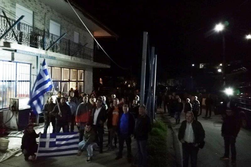 Νυχτερινή διαμαρτυρία κατοίκων στην Καρίτσα για το προσφυγικό