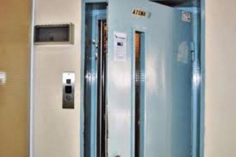 Πόρτα ασανσέρ «έκλεισε» το πόδι 5χρονου αγοριού σε πολυκατοικία της Λάρισας