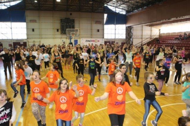 Μικροί και μεγάλοι Λαρισαίοι χόρεψαν για τα παιδιά με σύνδρομο Down