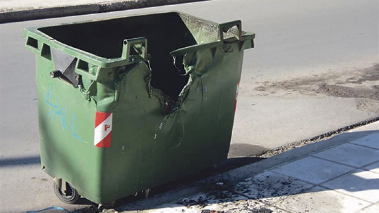 Μάστιγα καμένων κάδων στη Λάρισα