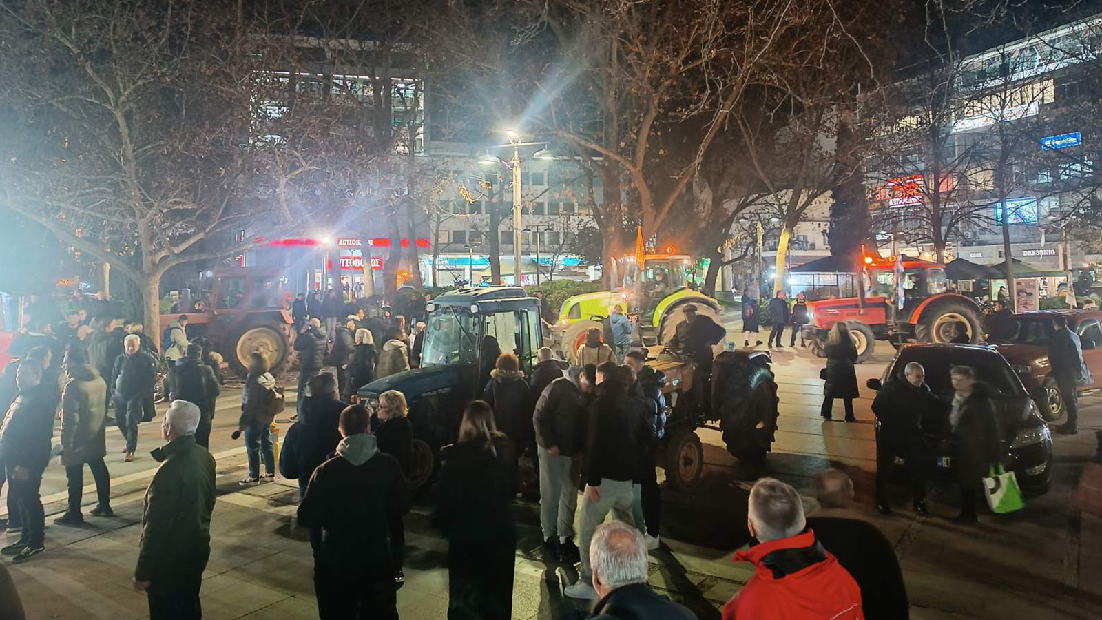 Kλιμακώνουν οι αγρότες - Με τα τρακτέρ στην κεντρική πλατεία Λάρισας