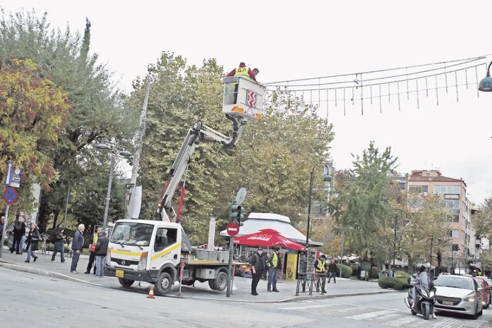 Φωτεινός «ουρανός» απλώνεται στους πεζόδρομους της Λάρισας