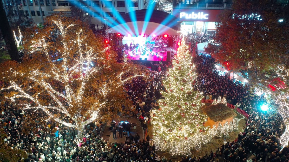 Φαντασμαγορική τελετή για το άναμμα του χριστουγεννιάτικου δέντρου - Πυροτεχνήματα, χρώματα και μουσική έκλεψαν τις καρδιές του κόσμου