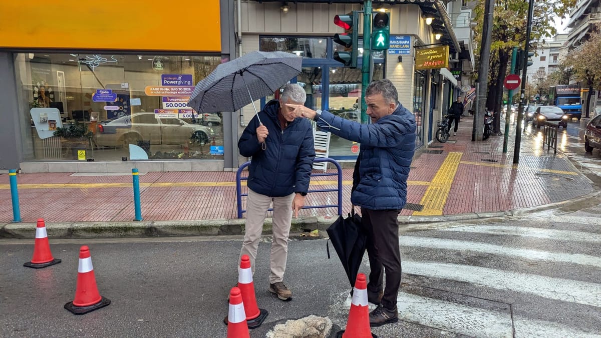 Υποχώρησε σημείο του οδοστρώματος στη συμβολή των οδών Μανδηλαρά & Παπαναστασίου - Άμεση η παρέμβαση Υπηρεσιών-ΔΕΥΑΛ