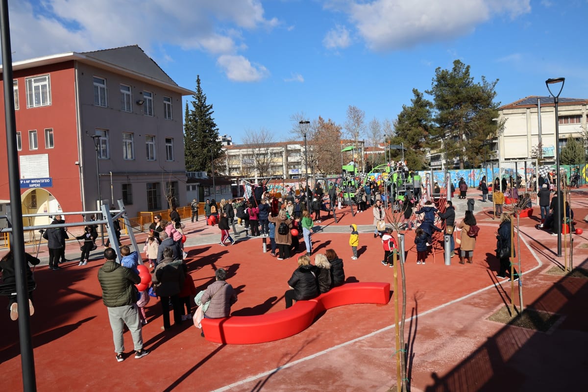 Δέκα επιπλέον σύγχρονες παιδικές χαρές αποκτά η Λάρισα 