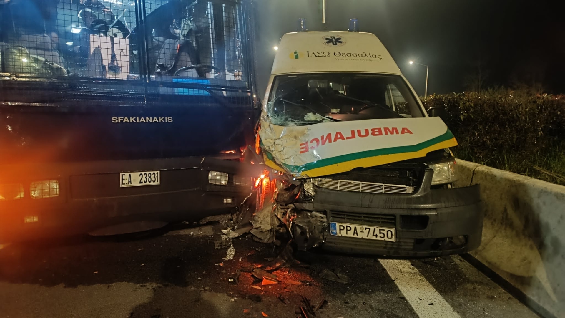 Τροχαίο στον Πλατύκαμπο: Ασθενοφόρο έπεσε πάνω σε κλούβα της Αστυνομίας