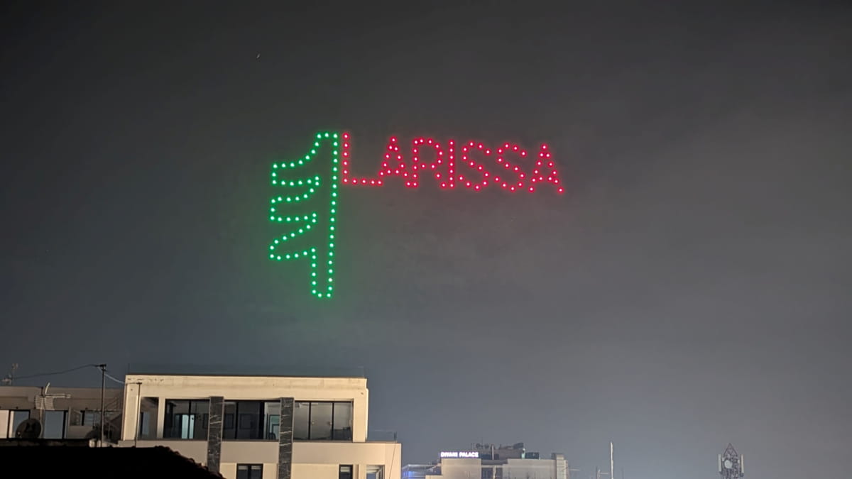 Λάμψη, φως και χριστουγεννιάτικες μελωδίες στην καρδιά της Λάρισας - Μαγευτικό drone show στον νυχτερινό ουρανό της πόλης