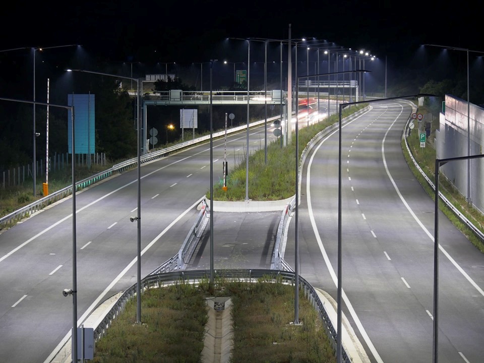 Πάρκαραν νύχτα πάνω στην ...αριστερή λωρίδα της εθνικής οδού