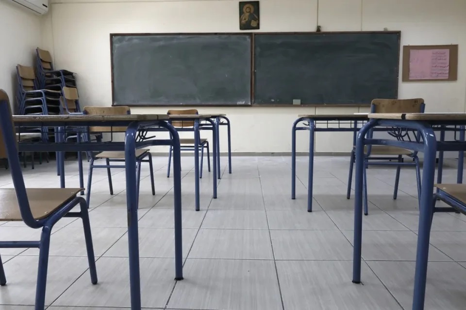 Σοκ στη Λάρισα: Καθηγητής Λυκείου κατηγορείται για ασελγείς πράξεις σε μαθήτρια