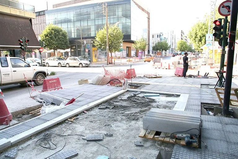 Ανακατασκευή πεζοδρομίων στην οδό Ηπείρου