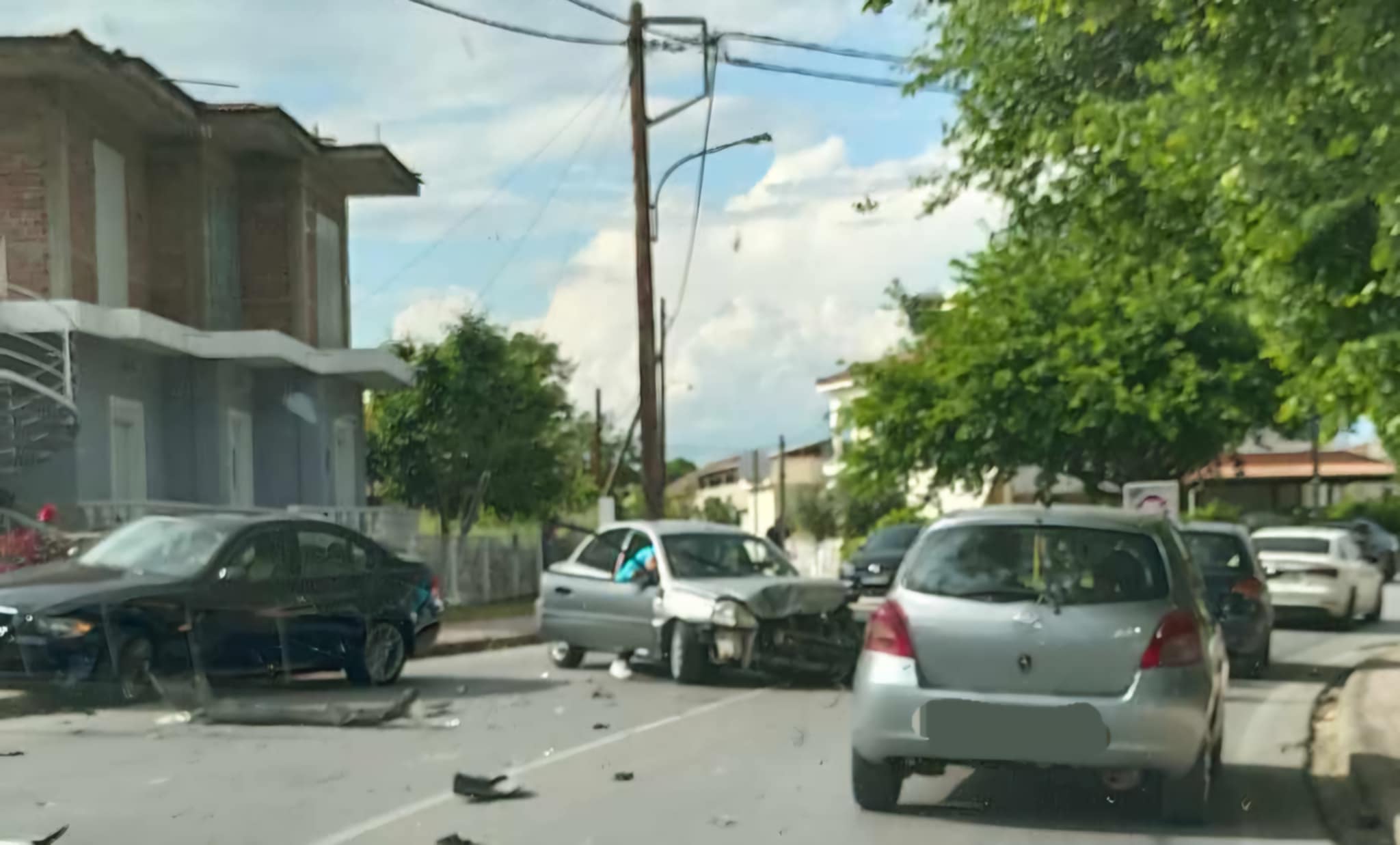 Σφοδρή σύγκρουση τριών οχημάτων στη Νίκαια-με έναν τραυματία