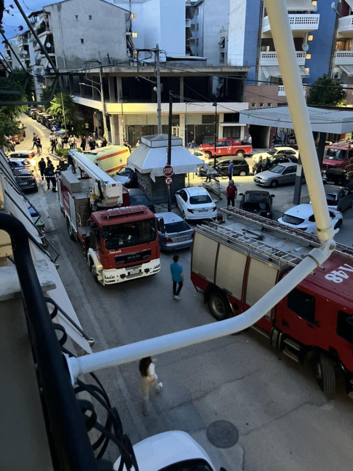 Άνδρας απειλεί να πέσει στο κενό - Μεγάλη κινητοποίηση στην Οδό Σεφέρη