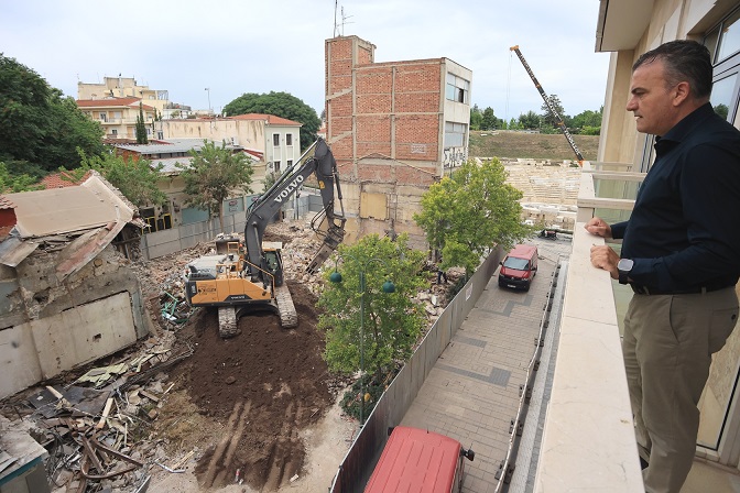 Θ.Μαμάκος για τις κατεδαφίσεις κτισμάτων μπροστά από το Αρχαίο Θέατρο: «Είναι ιστορική στιγμή, κάνουμε πράξη τη διεκδίκηση και το όνειρο όλης της Λάρισας»