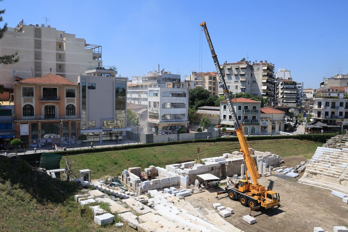 Δήμος Λαρισαίων: Συνεχίζονται οι εργασίες κατεδάφισης μπροστά από το Αρχαίο Θέατρο - «Παρελθόν» τμήμα του πολυωρόφου κτιρίου  στη Βενιζέλου
