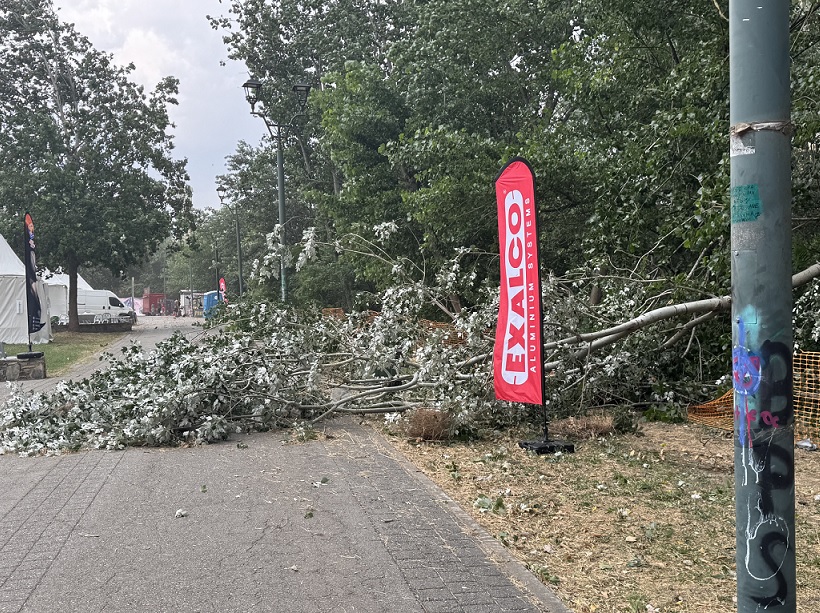 Μεγάλες ζημιές στο Φεστιβάλ Πηνειού από τον απογευματινό αέρα 