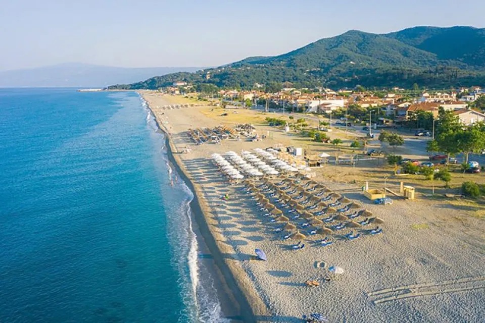 Καλύτερη από πέρυσι η θερινή σεζόν στα παράλια Λάρισας