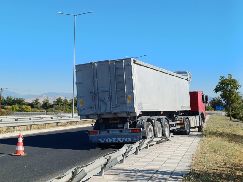 Λάρισα: Νταλίκα βγήκε εκτός δρόμου στην Αγιά Μαρίνα και ξήλωσε τις προστατευτικές μπάρες