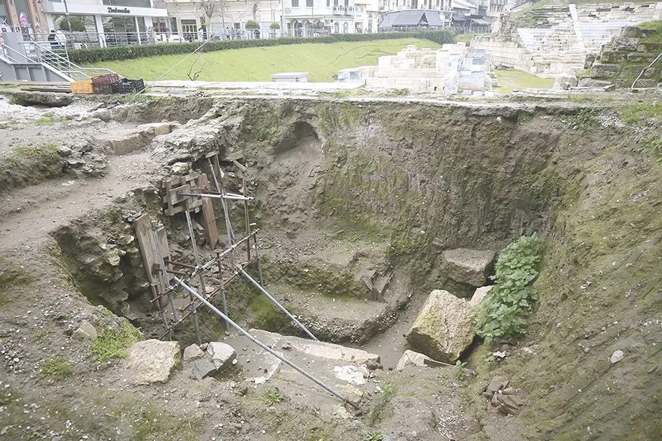 Στο φως η ανατολική πλευρά του Αρχαίου Θεάτρου