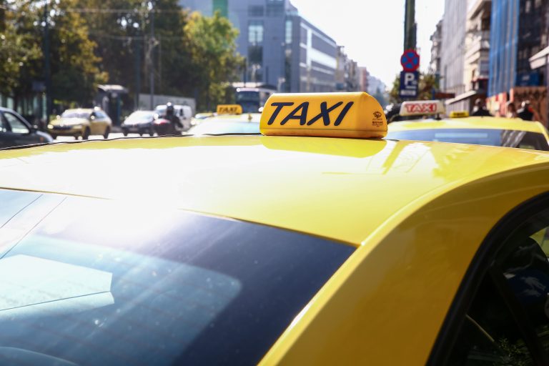 Λήστεψαν οδηγό ταξί στη Νέα Σμύρνη