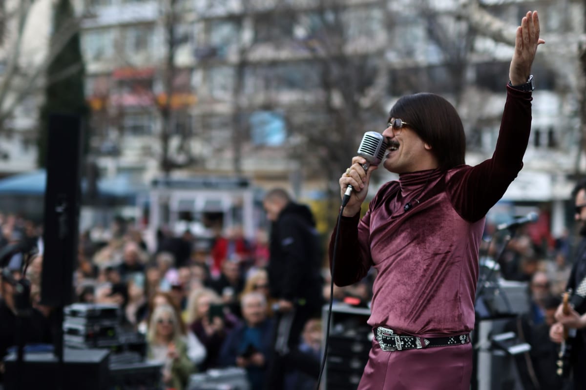 Μια παρέα όλη η Λάρισα - Με τρελό κέφι, χορό, εδέσματα και Τόνι Σφήνο “τσίκνισαν” οι Λαρισαίες και Λαρισαίοι στην Κεντρική πλατεία