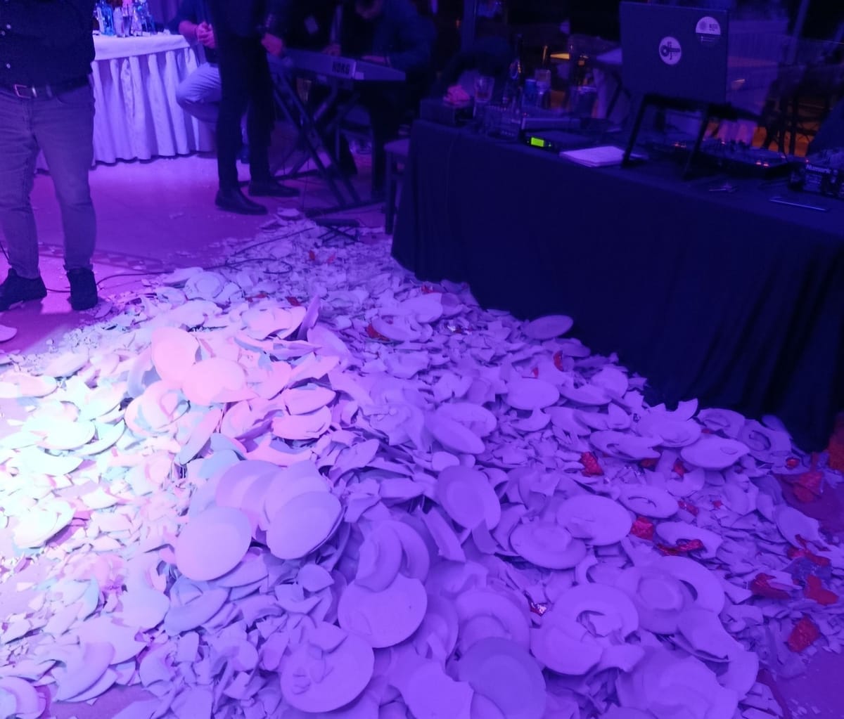 ΧΑΜΟΣ σε βάπτιση στη Λάρισα: Εκατοντάδες σπασμένα πιάτα μετά από το γλέντι (Video)