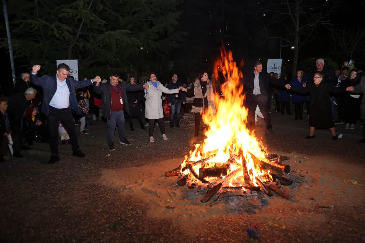 Δήμος Λαρισαίων: «Αποκριάς Δρώμενα 2026» με παράδοση, έθιμα, γλέντια και φωτιές σε όλη την πόλη