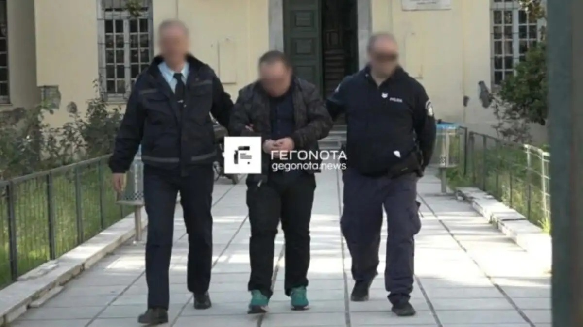 Λάρισα: «Δεν είμαι δολοφόνος, αγαπάω όλους τους ανθρώπους» κατέθεσε στο δικαστήριο ο 22χρονος μητροκτόνος