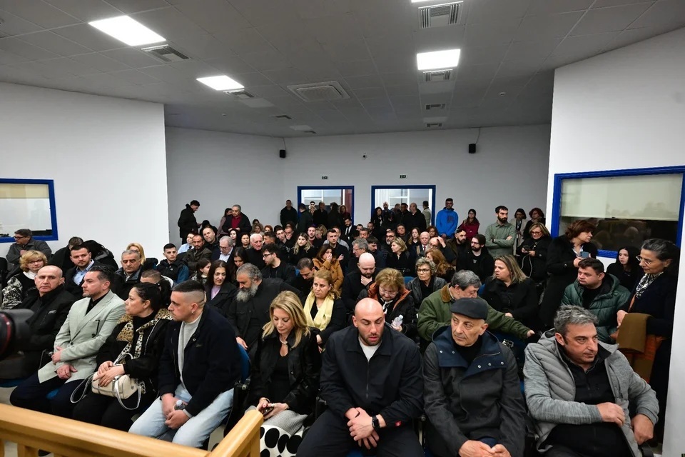 Διεκόπη για 1η Απριλίου η δίκη για τα Τέμπη -Ένταση, αιτήματα αλλαγής αίθουσας