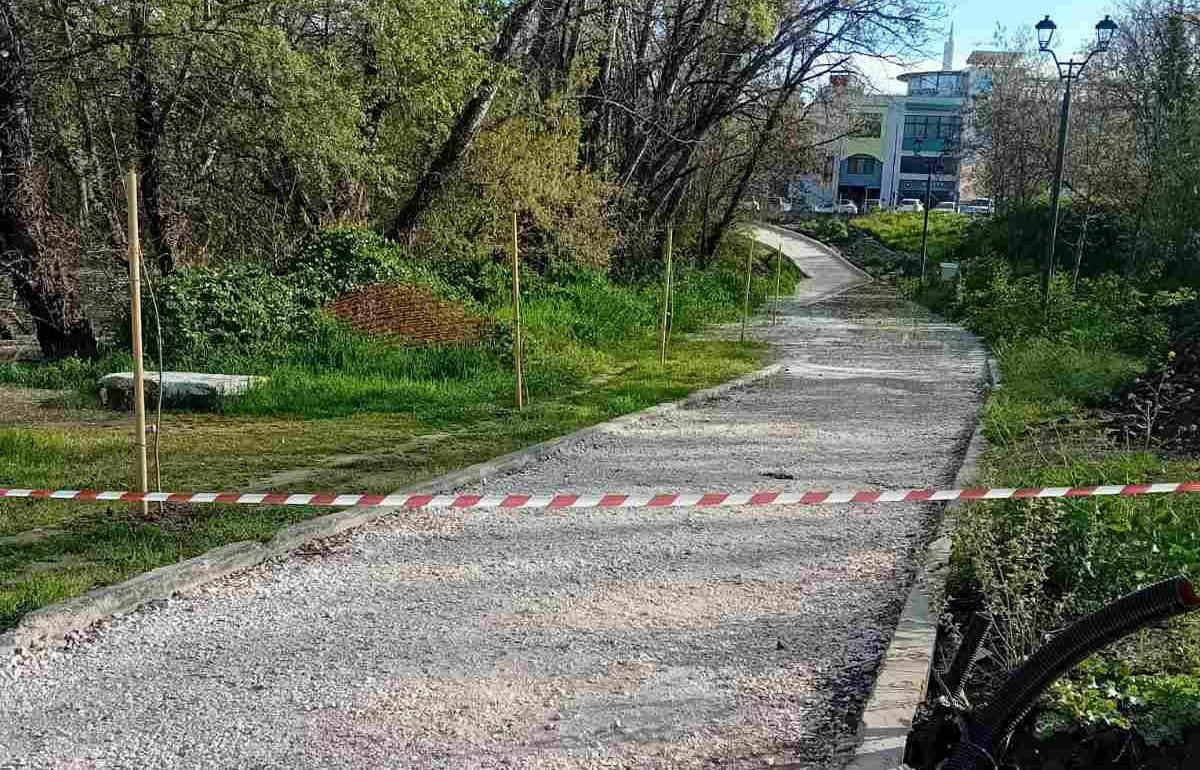 Παραμένουν σε ισχύ προληπτικά μέτρα στην εσωτερική κοίτη του Πηνειού – Κλειστές δίοδοι, λόγω υπερχείλισης, συνιστάται προσοχή στους πολίτες