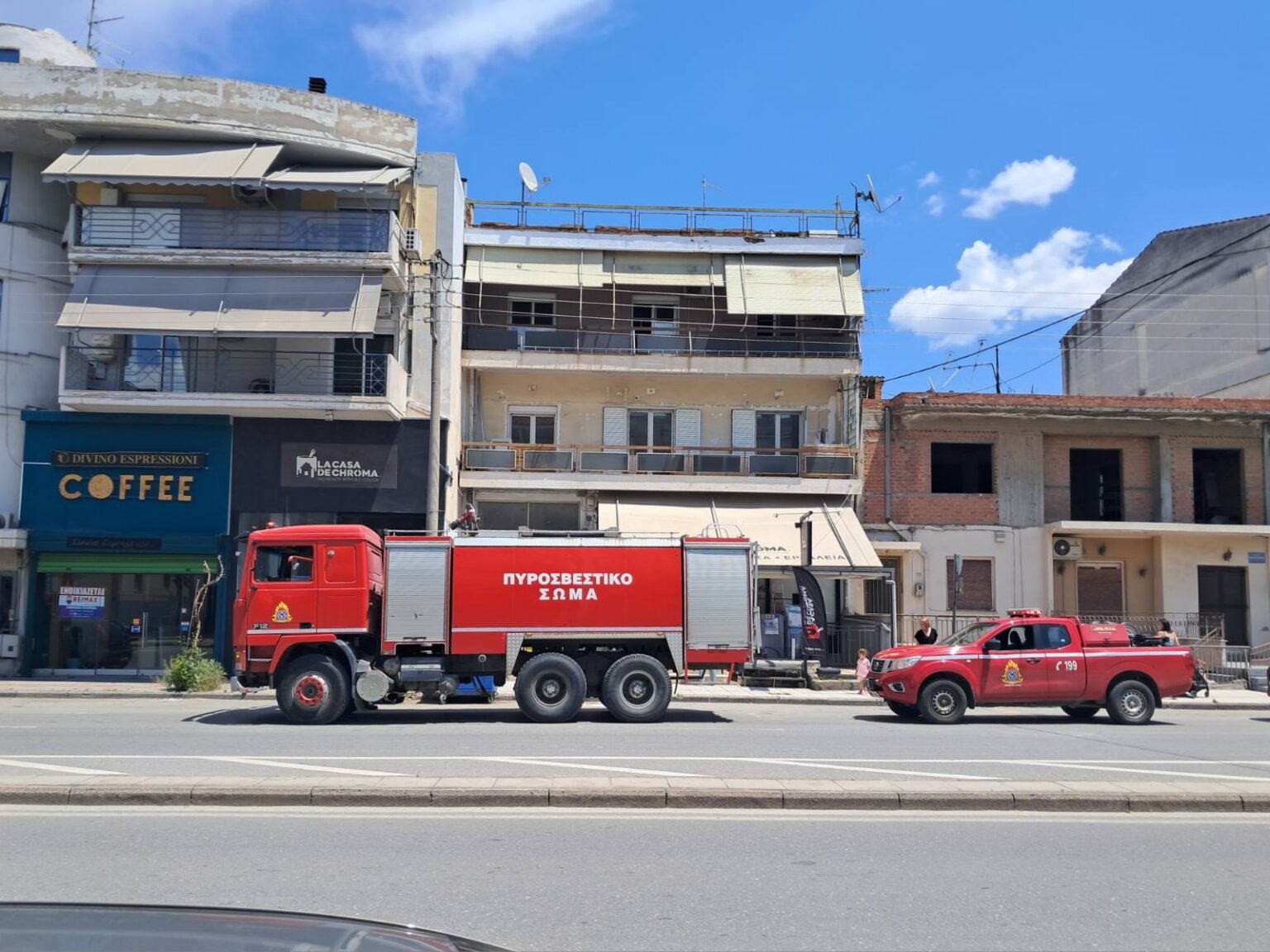 Καπνοί από ασανσέρ σήκωσαν την Πυροσβεστική στην Ηρώων Πολυτεχνείου